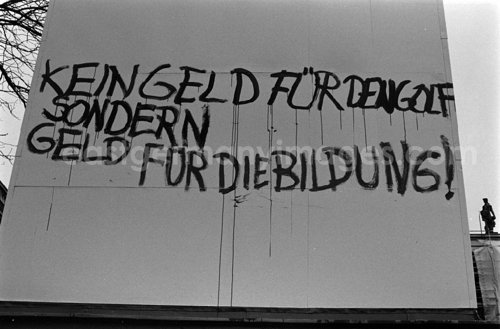 GDR picture archive: Berlin - The words No money for the Golf, but money for education stands at the winter enclosure of the Humboldt Monument during the protest against the transaction of the Humboldt University in Berlin - Mitte, the former capital of the GDR, German Democratic Republic