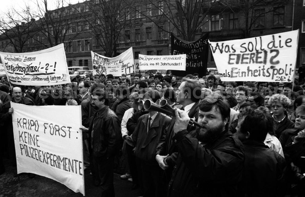 GDR image archive: - Protest der Kripo vor dem Landtag Umschlagnummer: 7289