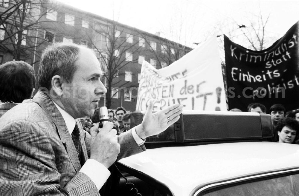 GDR photo archive: - Protest der Kripo vor dem Landtag Umschlagnummer: 7289