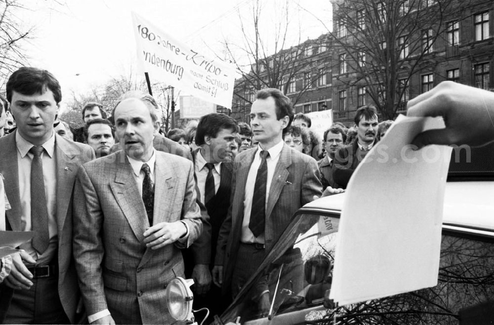 GDR picture archive: - Protest der Kripo vor dem Landtag Umschlagnummer: 7289