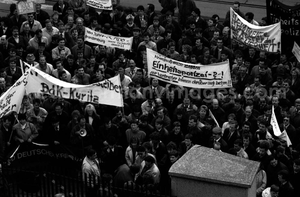 GDR image archive: - Protest der Kripo vor dem Landtag Umschlagnummer: 7289
