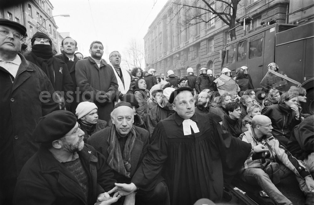 Berlin: Protests / actions against the NPD march on Oranienburgerstrasse in front of the New Synagogue during the Second Wehrmacht Exhibition in the Mitte district of Berlin. Blockade by members of the Jewish community, demonstrators showing solidarity and a Protestant pastor with police and water cannon in the background
