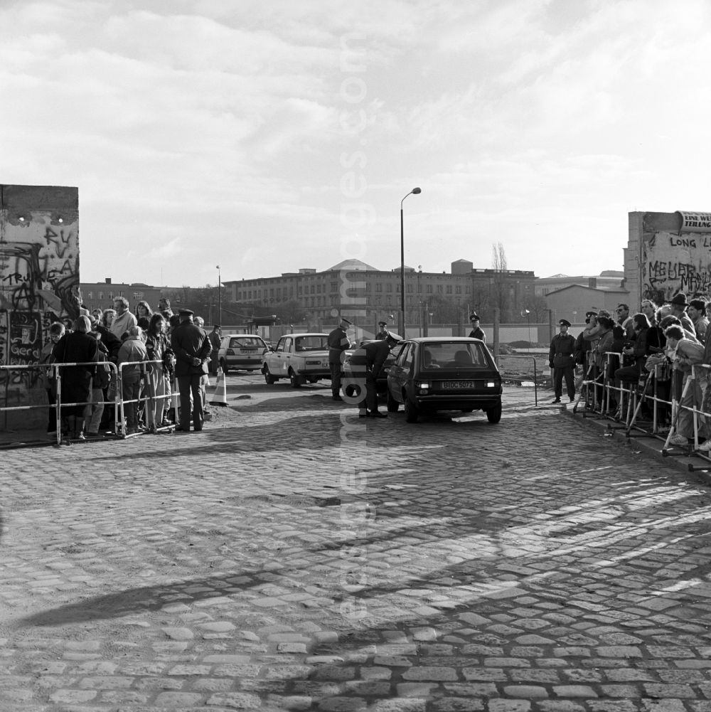 Berlin - Mitte: The provisional border crossing at the Potsdamer Platz in Berlin - Mitte. Numerous spectators watched the beginning of the border traffic between East and West