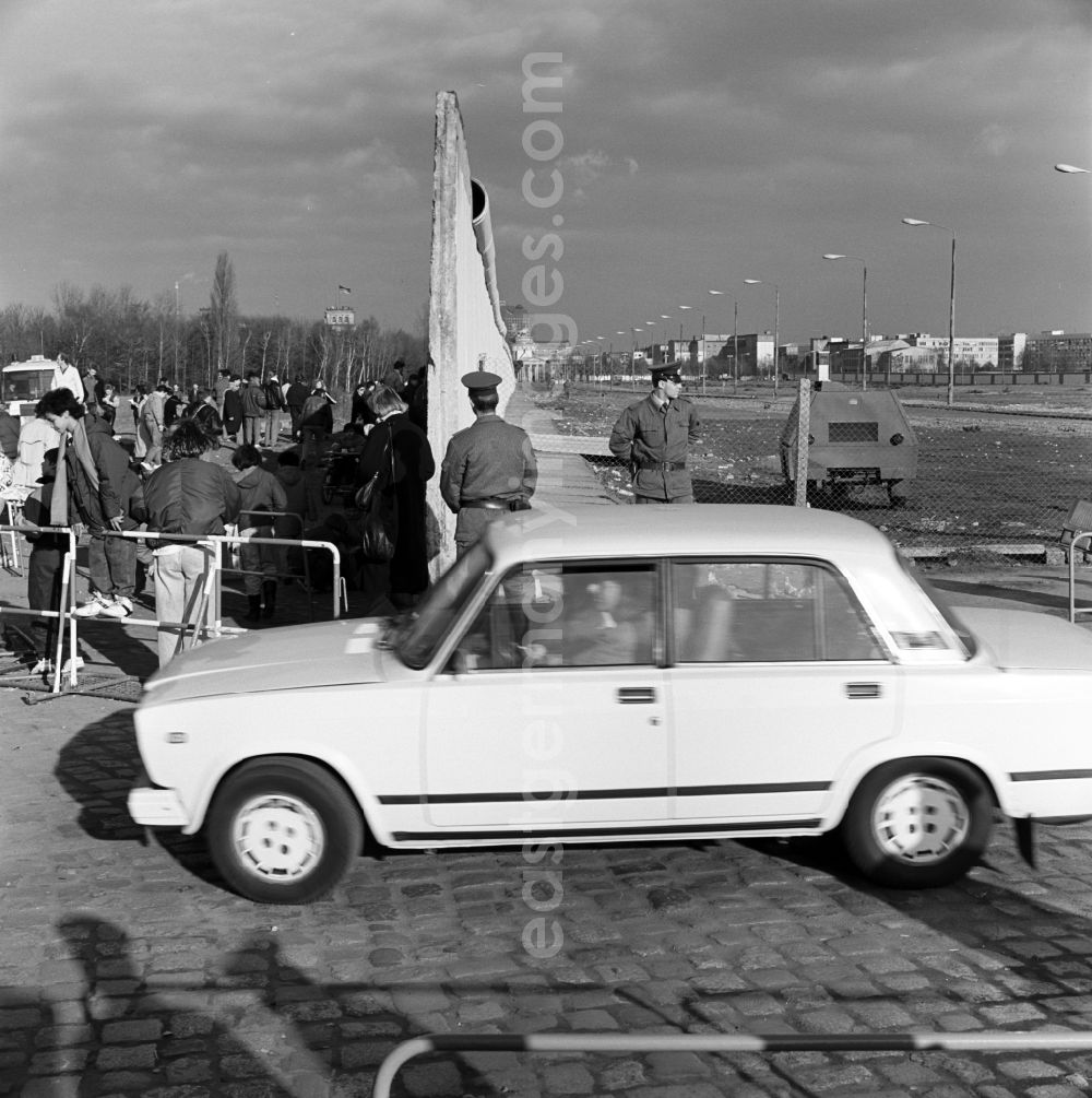 GDR image archive: Berlin - Mitte - The provisional border crossing Potsdamer Platz in Berlin - Mitte. A brand vehicle LADA just crossed the border at the Berlin Wall from East Berlin to West Berlin