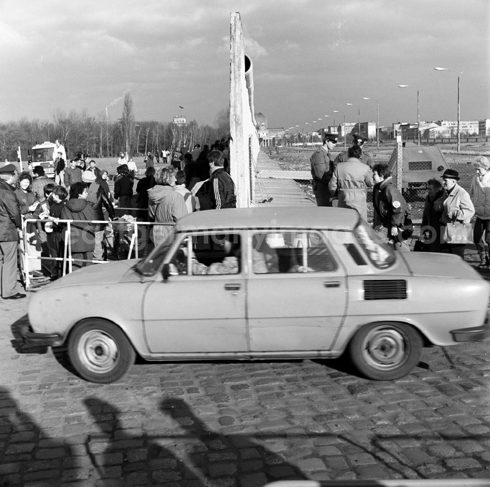 GDR picture archive: Berlin - Mitte - The provisional border crossing Potsdamer Platz in Berlin - Mitte. A brand vehicle SKODA just crossed the border at the Berlin Wall from East Berlin to West Berlin