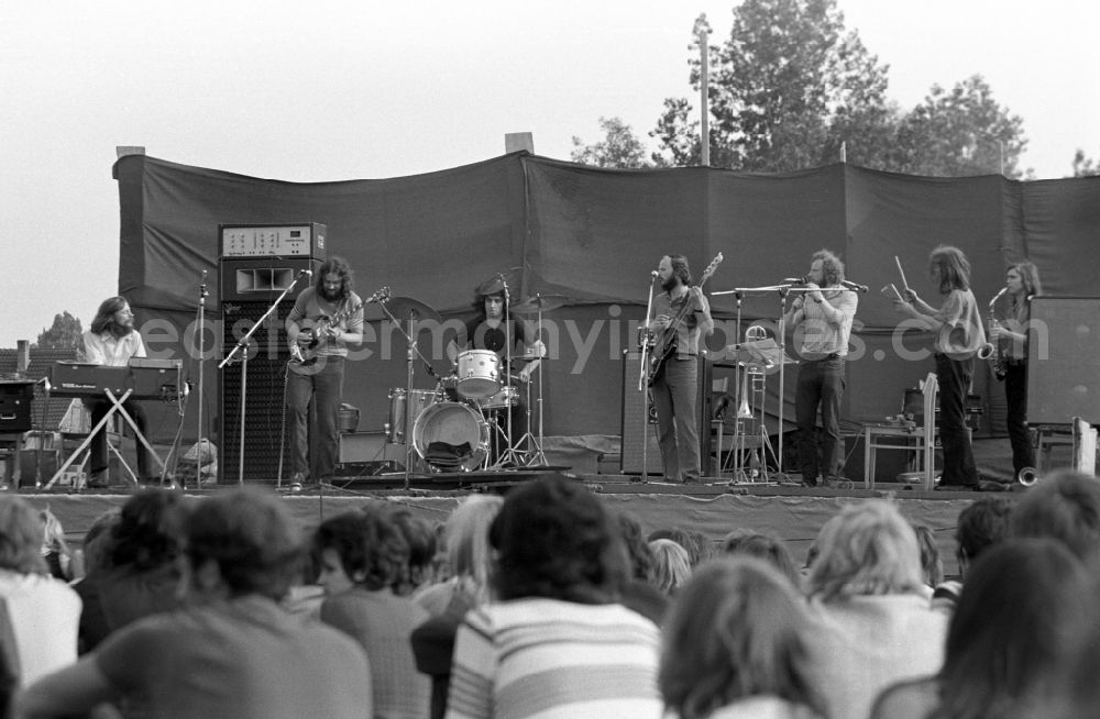 GDR image archive: Wanzleben-Börde - Puhdys in founding line-up at an open-air concert in Wanzleben-Boerde, Saxony-Anhalt in the area of the former GDR, German Democratic Republic