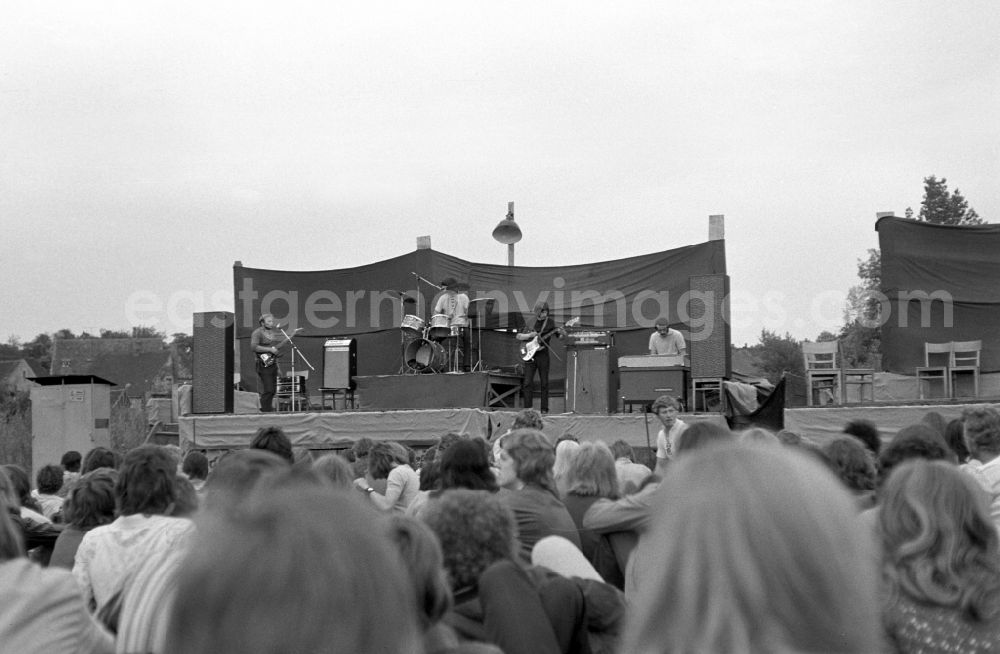GDR photo archive: Wanzleben-Börde - Puhdys in founding line-up at an open-air concert in Wanzleben-Boerde, Saxony-Anhalt in the area of the former GDR, German Democratic Republic
