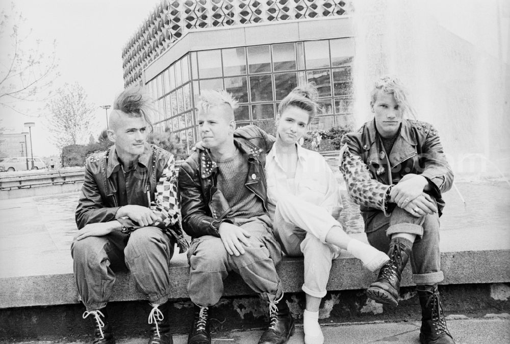 GDR image archive: Chemnitz - Punk juniors in a group with girl in Karl-Marx-Stadt Chemnitz in Saxony in the former East German Democratic Republic