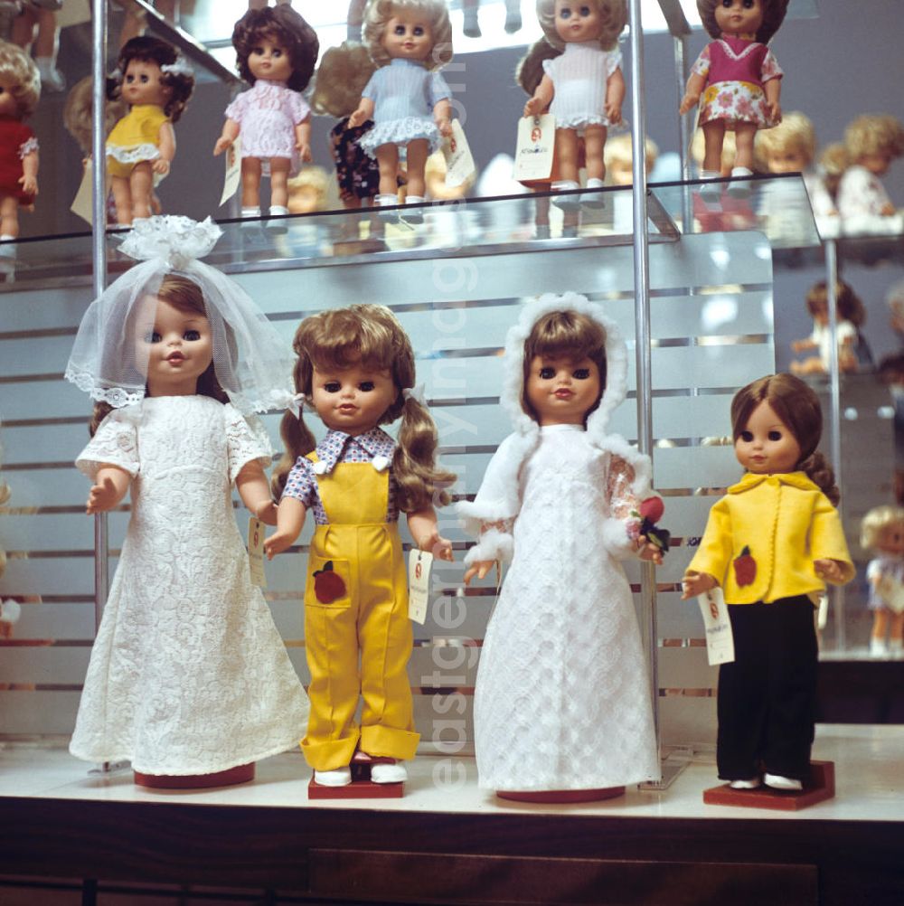 Sonneberg: Im Schauraum des VEB Kombinat Spielwaren Sonneberg sonni wird die gesamte Breite an produzierten Anziehpuppen in zeitgenössischen Designs präsentiert. Die Sonneberger Puppen waren nicht nur in der DDR beliebt, sondern trugen den Namen der Stadt in alle Welt.