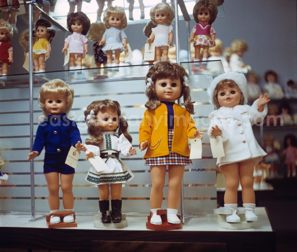 GDR photo archive: Sonneberg - Im Schauraum des VEB Kombinat Spielwaren Sonneberg sonni wird die gesamte Breite an produzierten Anziehpuppen in zeitgenössischen Designs präsentiert. Die Sonneberger Puppen waren nicht nur in der DDR beliebt, sondern trugen den Namen der Stadt in alle Welt.