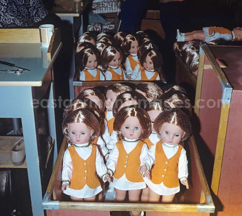 Sonneberg: Im VEB Kombinat Spielwaren Sonneberg sonni stehen fertige Puppen zum Verpacken in Kartons bereit. Die Sonneberger Puppen waren nicht nur in der DDR beliebt, sondern trugen den Namen der Stadt in alle Welt.