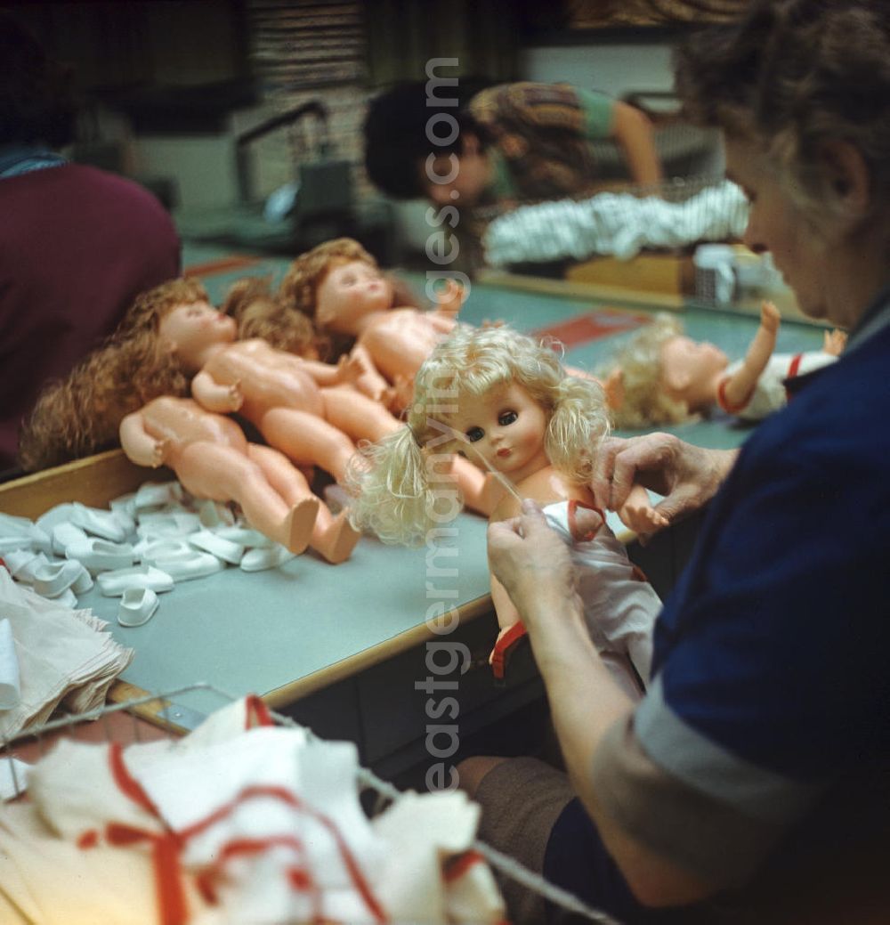 Sonneberg: In der Bekleidungsabteilung des VEB Kombinat Spielwaren Sonneberg sonni - hier erhalten die fertiggestellten Puppen ihre Kleidung. Die Sonneberger Puppen waren nicht nur in der DDR beliebt, sondern trugen den Namen der Stadt in alle Welt.
