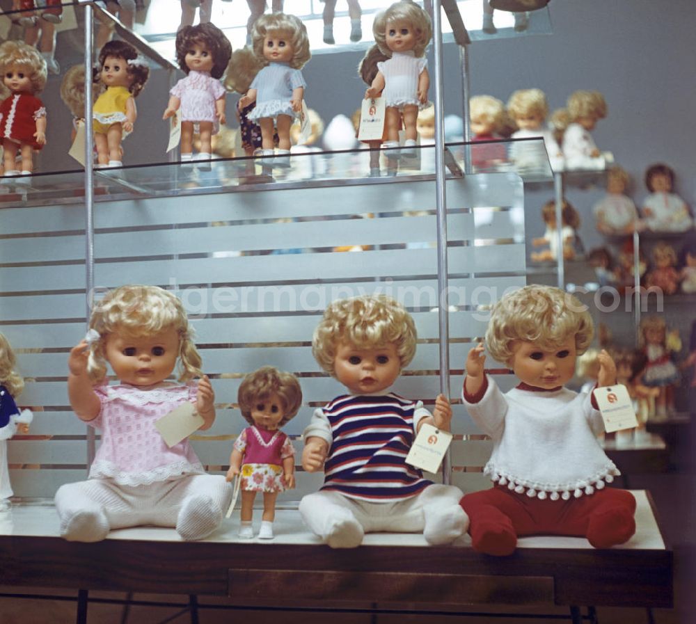 GDR picture archive: Sonneberg - Im Schauraum des VEB Kombinat Spielwaren Sonneberg sonni wird die gesamte Breite an produzierten Anziehpuppen in zeitgenössischen Designs präsentiert, aufgenommen 1973. Die Sonneberger Puppen waren nicht nur in der DDR beliebt, sondern trugen den Namen der Stadt in alle Welt.