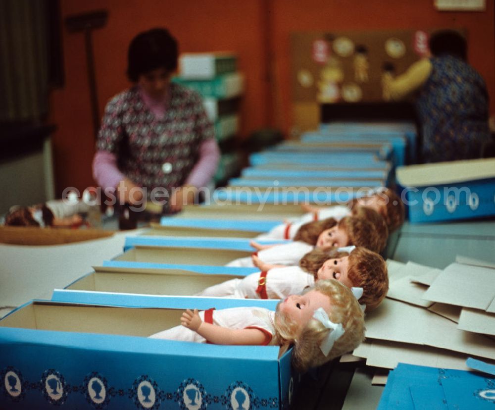 Sonneberg: Mitarbeiterinnen des VEB Kombinat Spielwaren Sonneberg sonni verpacken die fertigen Puppen in Kartons für den Verkauf. Die Sonneberger Puppen waren nicht nur in der DDR beliebt, sondern trugen den Namen der Stadt in alle Welt.