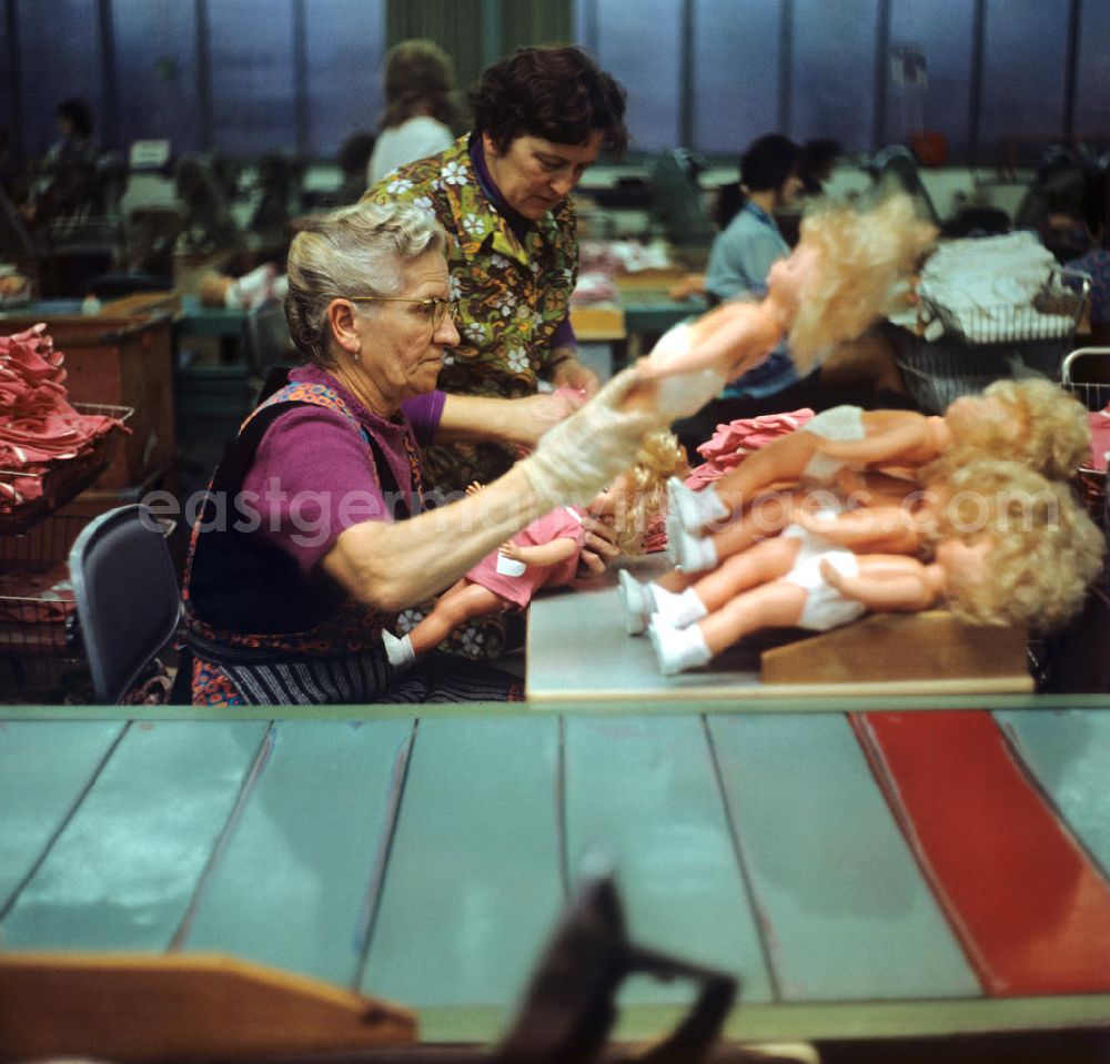 GDR picture archive: Sonneberg - In der Bekleidungsabteilung des VEB Kombinat Spielwaren Sonneberg sonni - hier erhalten die fertiggestellten Puppen ihre Kleidchen. Die Sonneberger Puppen waren nicht nur in der DDR beliebt, sondern trugen den Namen der Stadt in alle Welt.