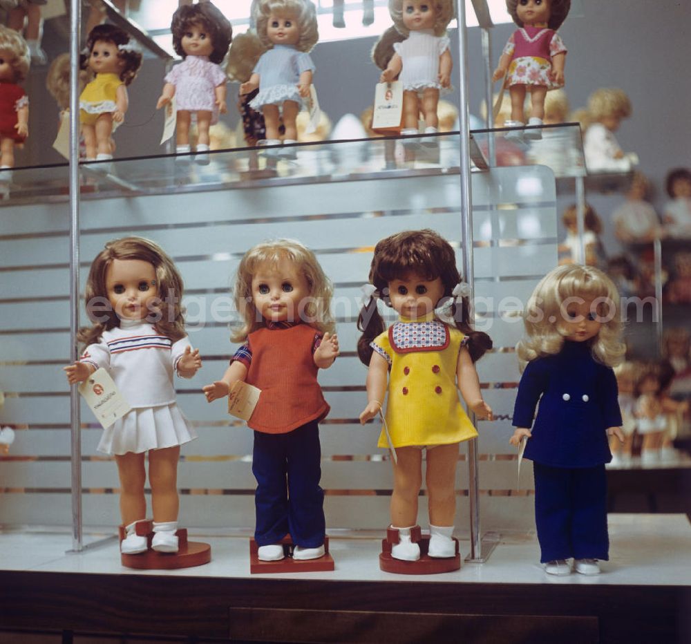 Sonneberg: Im Schauraum des VEB Kombinat Spielwaren Sonneberg sonni wird die gesamte Breite an produzierten Anziehpuppen in zeitgenössischen Designs präsentiert, aufgenommen 1973. Die Sonneberger Puppen waren nicht nur in der DDR beliebt, sondern trugen den Namen der Stadt in alle Welt.