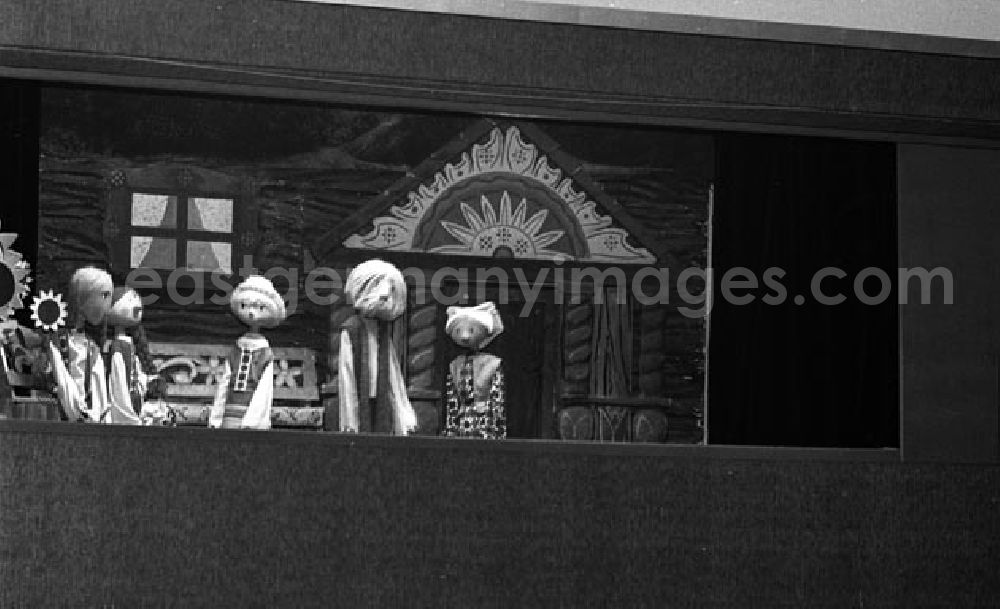 GDR photo archive: Berlin - Puppenspiele im Haus der Deutsch-Sowjetischen Freundschaft.