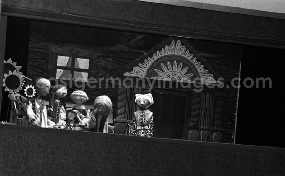 GDR picture archive: Berlin - Puppenspiele im Haus der Deutsch-Sowjetischen Freundschaft.