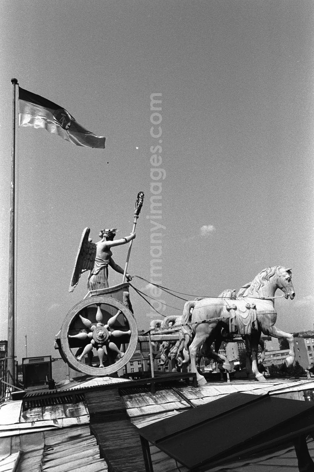GDR image archive: Berlin-Mitte - Mauerfall / Quadriga auf dem Brandenburger Tor. Wehende Fahne / Flagge der Deutschen Demokratischen Republik.