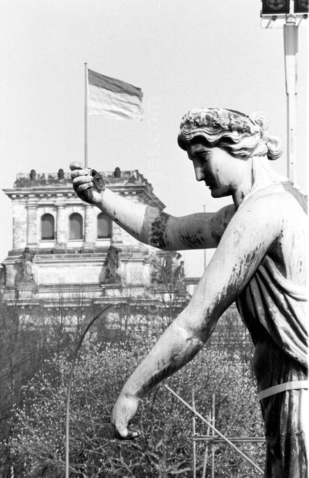 Berlin: Demontage der Quadriga vom Brandenburger Tor für die Sanierung. Es scheint als hält die Quadriga vom Brandenburger Tor die Deutschland-Flagge vom Reichstag.
