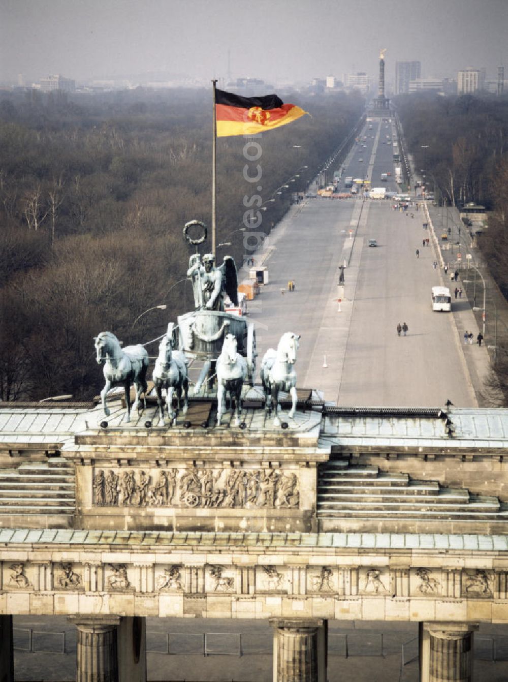GDR image archive: Berlin - Blick auf die mit der DDR-Fahne geschmückte Quadriga des Brandenburger Tor am Pariser Platz in Berlin-Mitte vor der Einholung zur Wiedervereinigung.