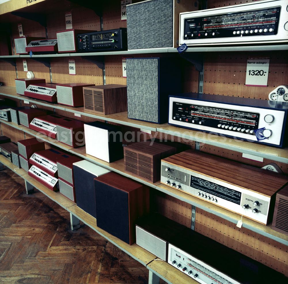 GDR photo archive: Potsdam - Radio-Abteilung im Centrum-Warenhaus. Blick in ein Regal mit Radie-Stereo-Anlagen u.a. Remo-Musikanlage.
