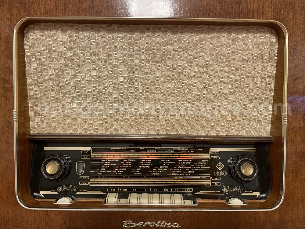 GDR image archive: Berlin - Radio set RFT - Berolina in an apartment in the district Mahlsdorf in Berlin Eastberlin on the territory of the former GDR, German Democratic Republic