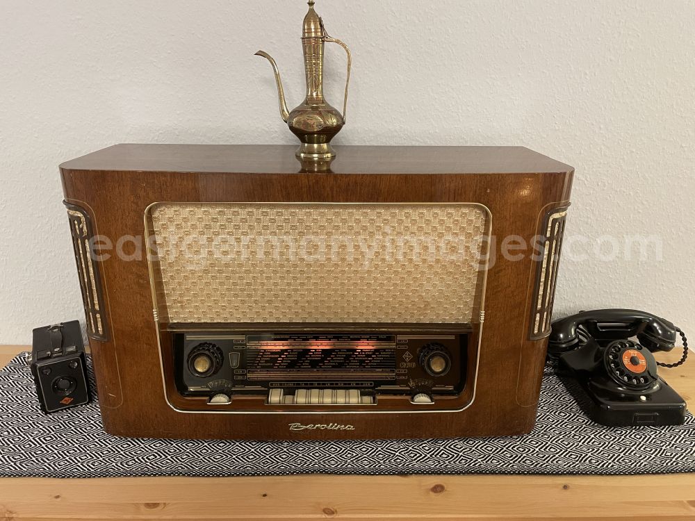 GDR photo archive: Berlin - Radio set RFT - Berolina in an apartment in the district Mahlsdorf in Berlin Eastberlin on the territory of the former GDR, German Democratic Republic