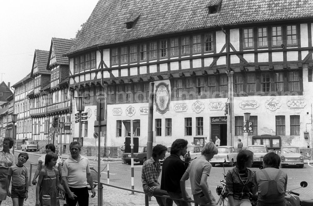 GDR image archive: Stolberg - Szene am historischen Rathaus der Kleinstadt Stolberg am Südharz. Die mehr als 1000-jährige Bergmannsstadt wurde zu Beginn des 2