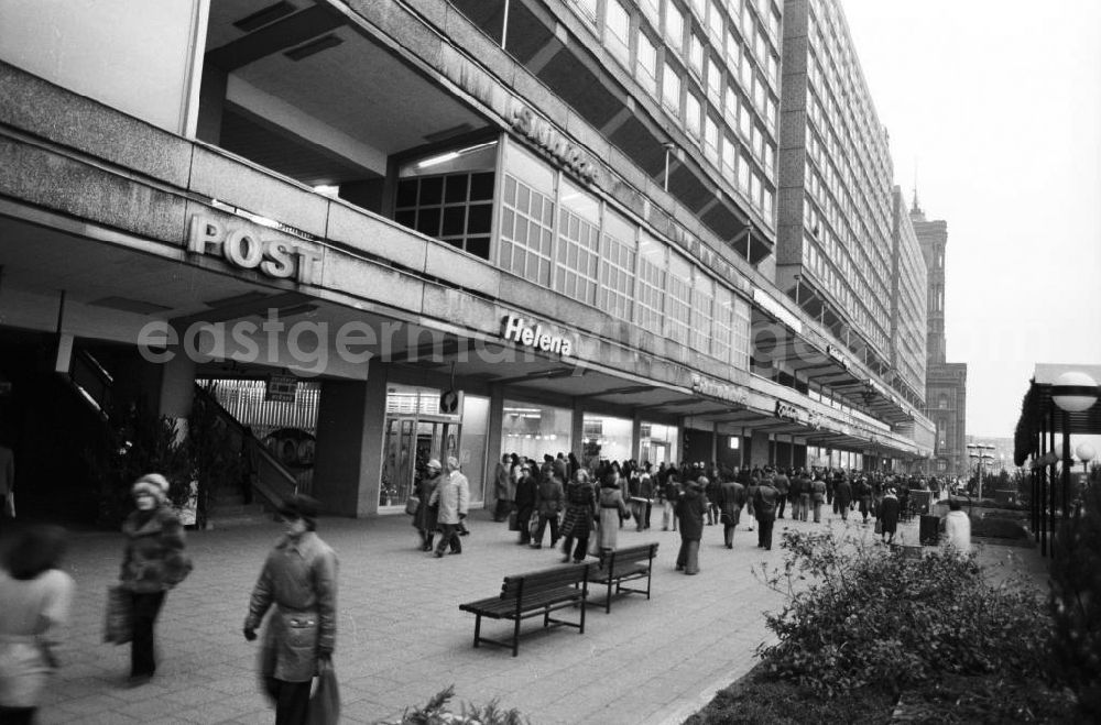 GDR photo archive: Berlin - Passanten gehen an den Schaufenstern der Rathauspassagen am Alexanderplatz in Berlin-Mitte vorbei.