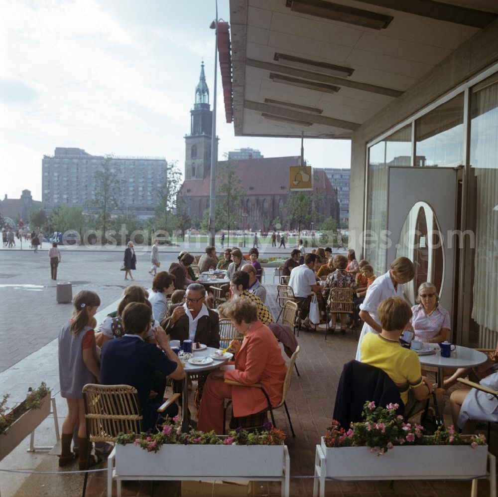 GDR image archive: Berlin - In einem Café in den Rathauspassagen an der Jüdenstraße in Berlin-Mitte lässt es sich von einem ausgedehnten Stadtbummel gut erholen. Im Hintergrund die Marienkirche, die Neubauten an der Karl-Liebknecht-Straße sowie die Heilig-Geist-Kapelle (l) an der Spandauer Straße.