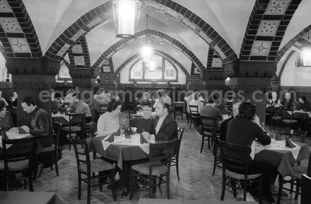 GDR image archive: Berlin - Guests in the Rathskeller Koepenick - restaurant, jazz cellar, theatre with regional and modern German kitchen in Berlin, the former capital of the GDR, German democratic republic
