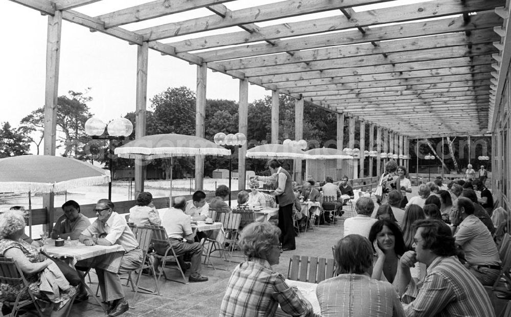 GDR photo archive: Berlin - Gut besucht ist die Terasse des Restaurants Rübezahl am Müggelsee in Berlin-Köpenick. Köpenick ist der Bezirk der DDR-Hauptstadt mit der größten Wald- und Wasserfläche und damit traditionell das Naherholungsgebiet der Stadt. Der Müggelsee ist das größte Gewässer Berlins.