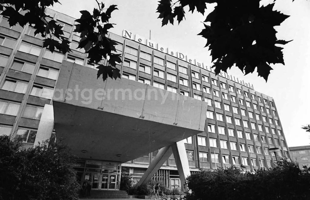GDR image archive: Berlin / Kreuzberg - Redaktionsgebäude Neues Deutschland Franz Mehring Platz Berlin 05.08.92 Lange Umschlag 109
