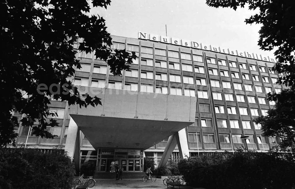 GDR photo archive: Berlin / Kreuzberg - Redaktionsgebäude Neues Deutschland Franz Mehring Platz Berlin 05.08.92 Lange Umschlag 109