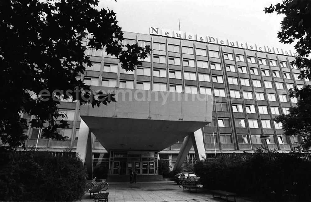 GDR picture archive: Berlin / Kreuzberg - Redaktionsgebäude Neues Deutschland Franz Mehring Platz Berlin 05.08.92 Lange Umschlag 109
