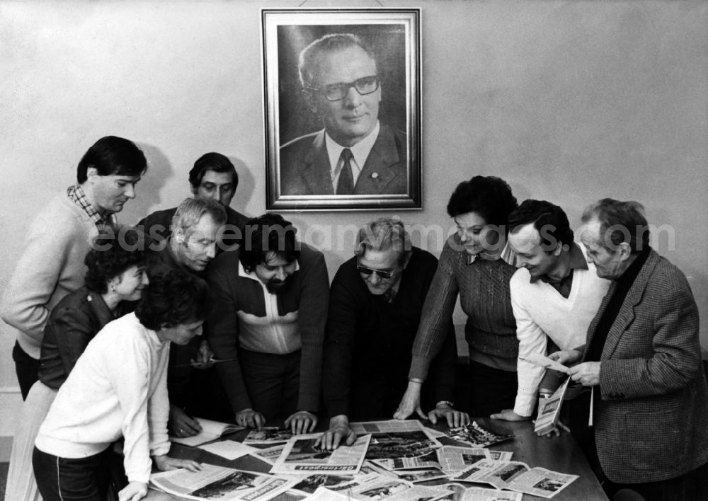 GDR image archive: Berlin - Editorial meeting of the newspaper publisher Gaertnerpost, published by the central board of the VdgB, in East Berlin in the territory of the former GDR, German Democratic Republic. On the wall is the typical Erich Honecker portrait