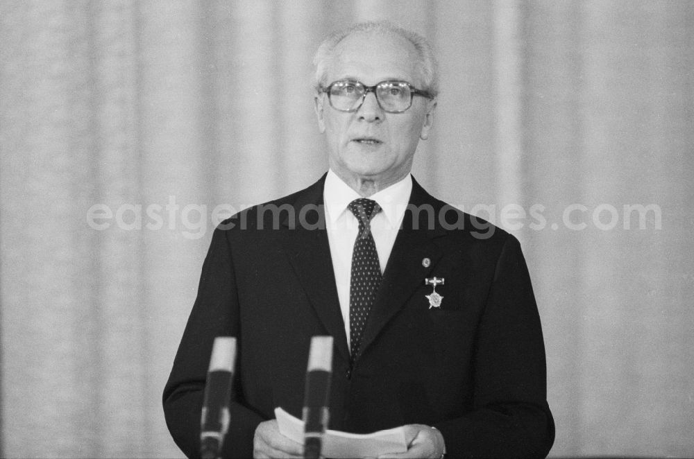 GDR photo archive: Berlin Mitte - Speech Erich Honecker in the building of the State Council State Visit of the President of the Democratic People's Republic of Korea (North Korea) in Berlin - capital of the GDR (German Democratic Republic)