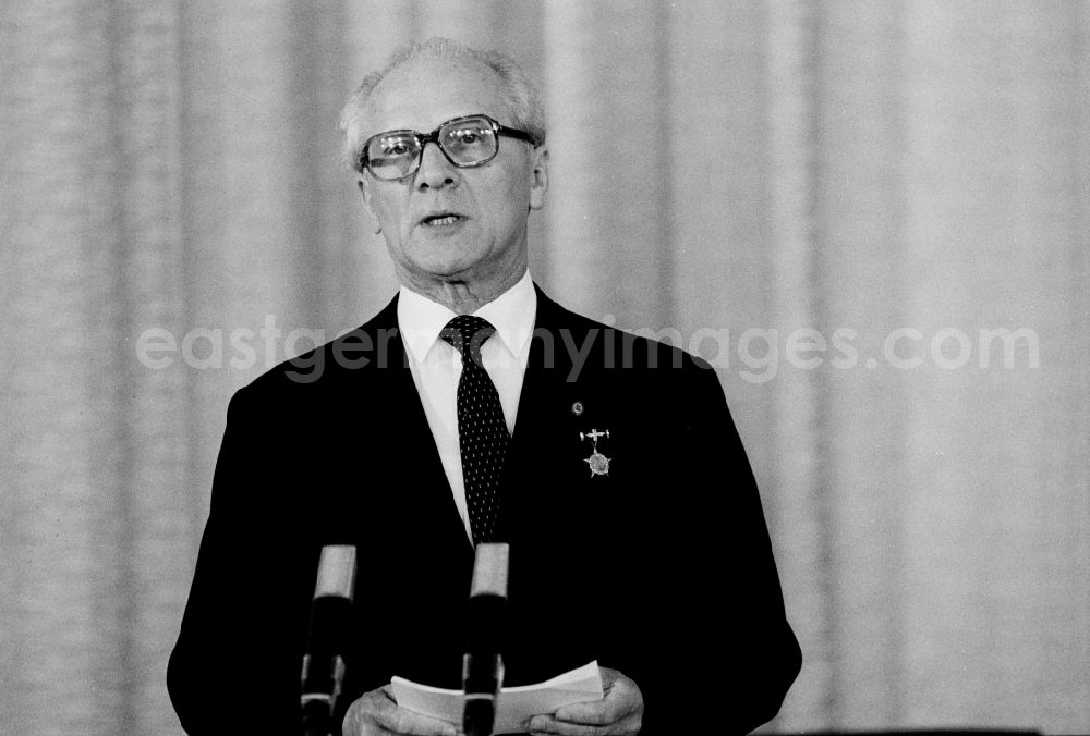 Berlin Mitte: Speech Erich Honecker in the building of the State Council State Visit of the President of the Democratic People's Republic of Korea (North Korea) in Berlin - capital of the GDR (German Democratic Republic)