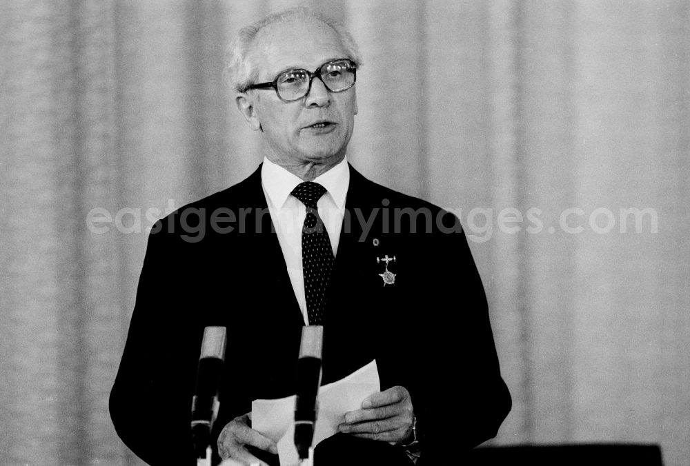 GDR picture archive: Berlin Mitte - Speech Erich Honecker in the building of the State Council State Visit of the President of the Democratic People's Republic of Korea (North Korea) in Berlin - capital of the GDR (German Democratic Republic)