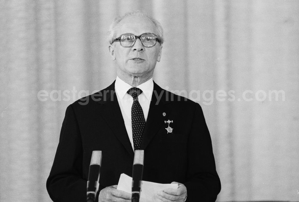 GDR image archive: Berlin Mitte - Speech Erich Honecker in the building of the State Council State Visit of the President of the Democratic People's Republic of Korea (North Korea) in Berlin - capital of the GDR (German Democratic Republic)