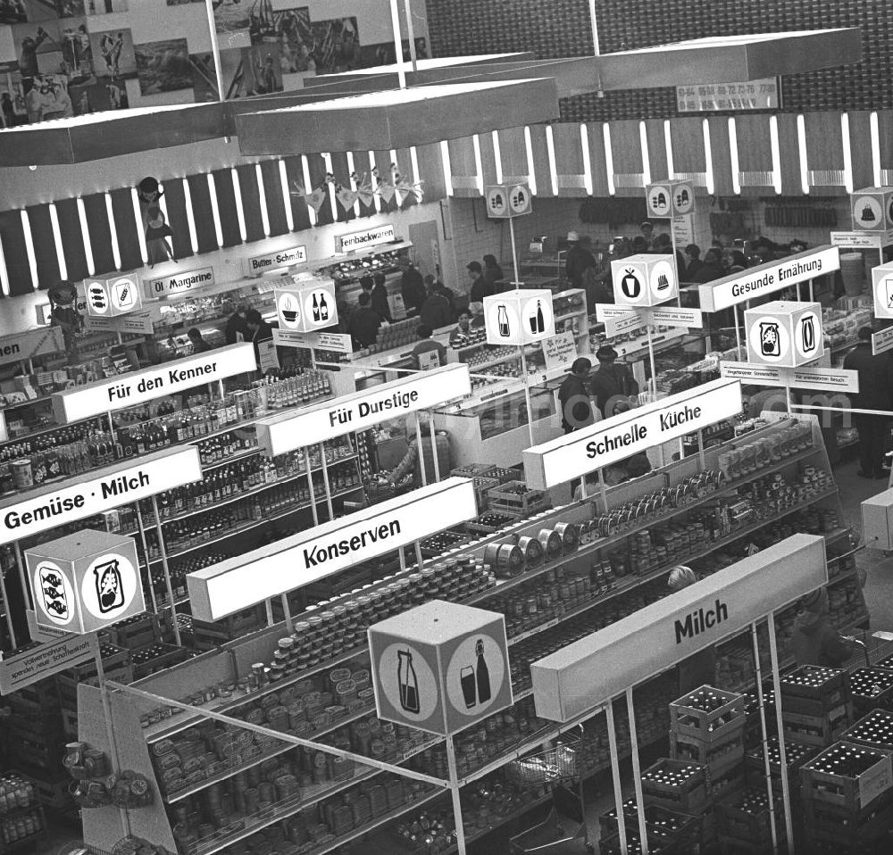 GDR image archive: Rostock - Blick in die Regalreihen der HO Kaufhalle im Ortsteil Lütten Klein in Rostock. Eröffnung am 04.