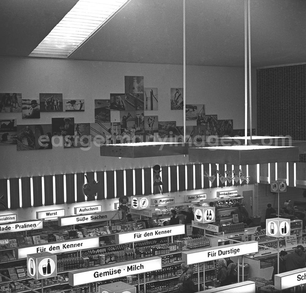 GDR photo archive: Rostock - Blick in die Regalreihen der HO Kaufhalle im Ortsteil Lütten Klein in Rostock. Eröffnung am 04.