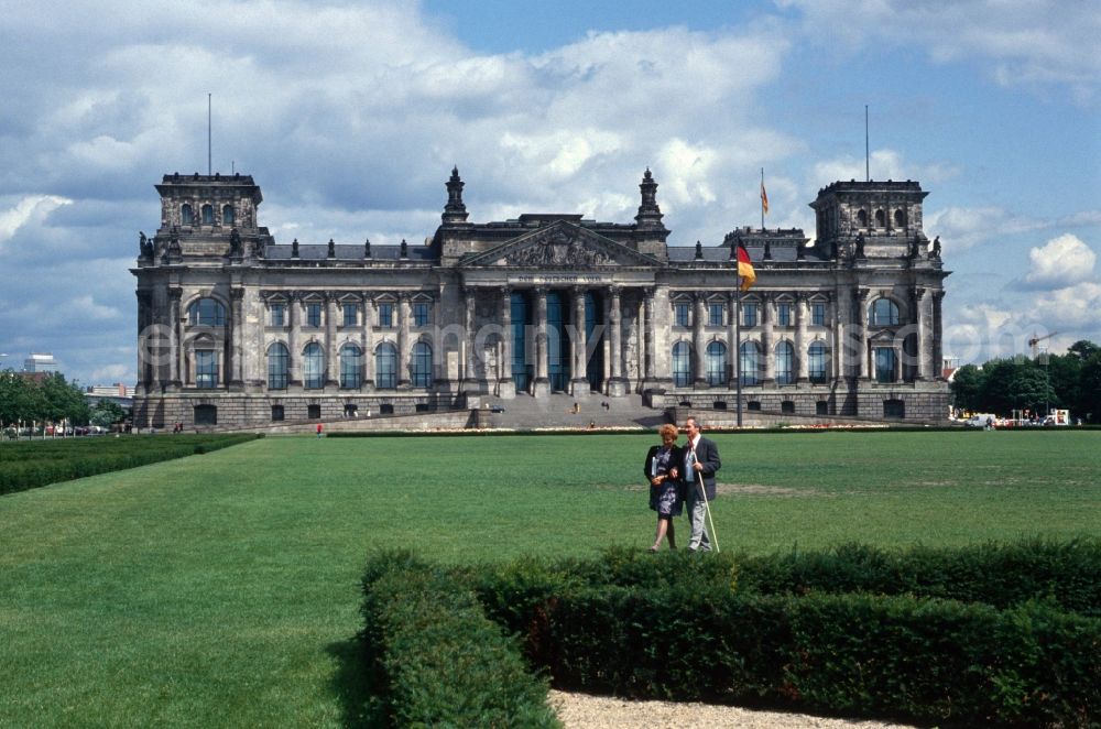GDR image archive: Berlin - Tiergarten - The Reichstag from Republic Square as seen with the waving flag of unity in Berlin - Mitte