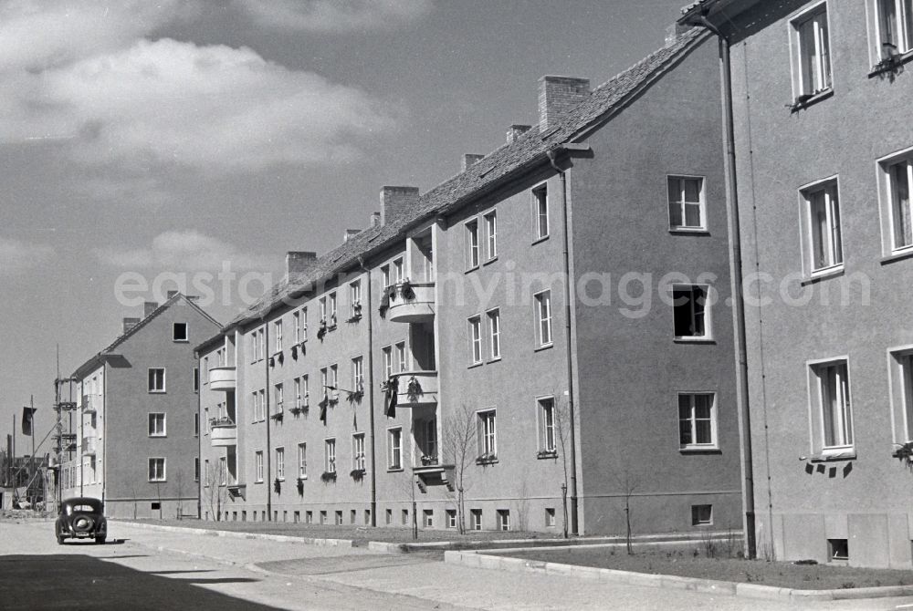 GDR image archive: Halberstadt - Facades and roofs of the residential building of the terraced house an der Birsmarckstrasse in Halberstadt in the state Saxony-Anhalt on the territory of the former GDR, German Democratic Republic