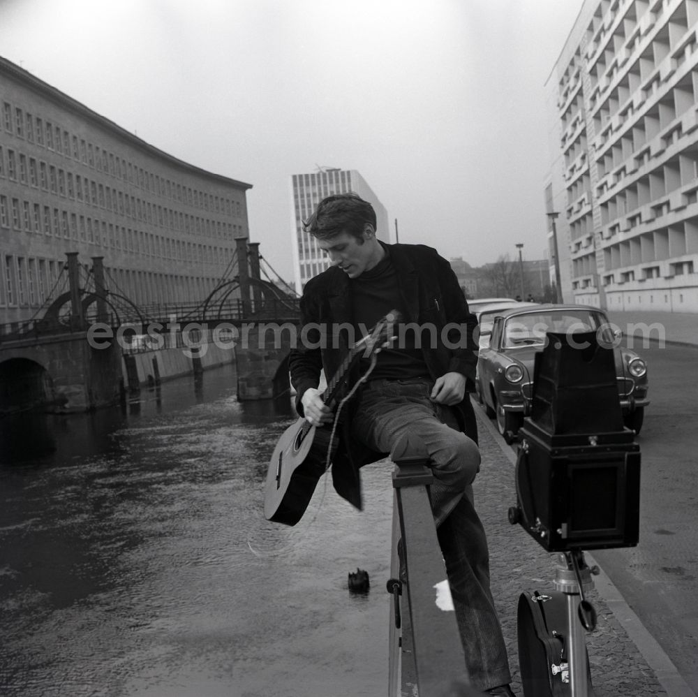 GDR photo archive: Berlin - Reiner Schoene, actor, in East Berlin on the territory of the former GDR, German Democratic Republic. In the background the Jungfern Bridge over the Spree