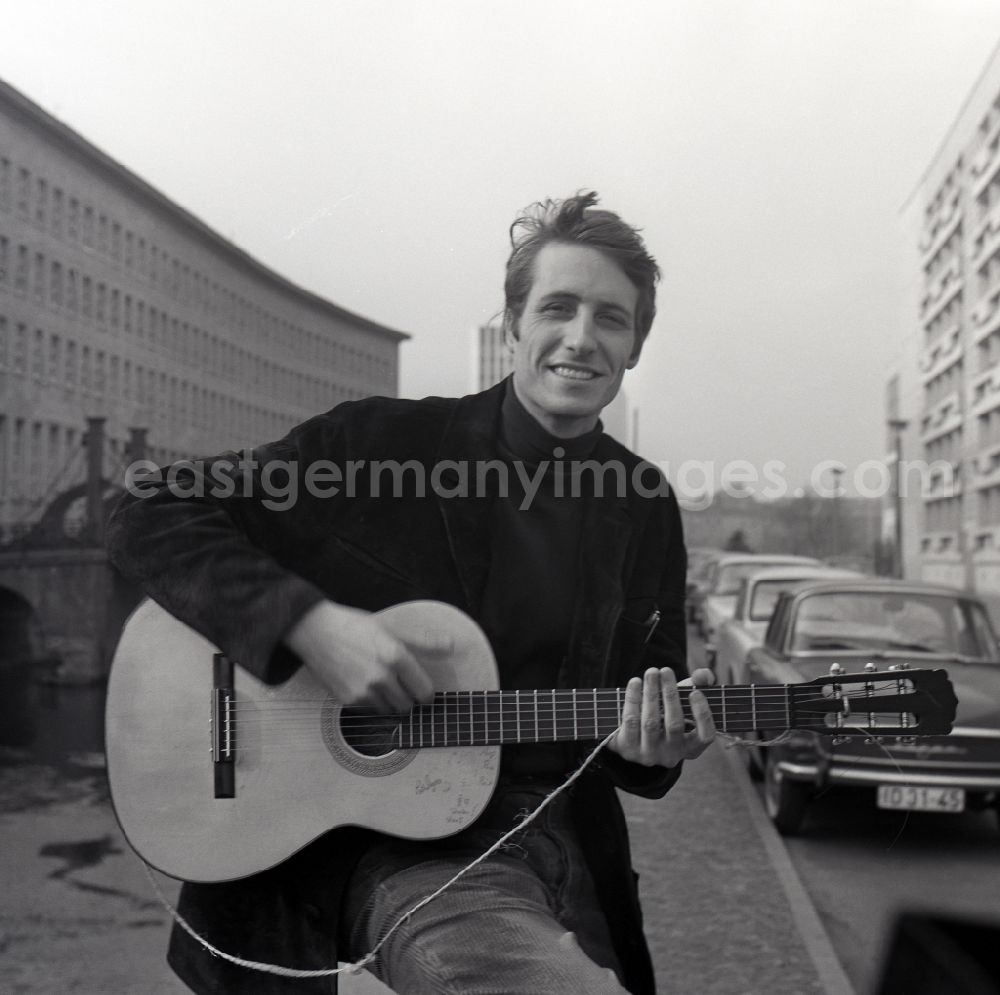 GDR picture archive: Berlin - Reiner Schoene, actor, in East Berlin on the territory of the former GDR, German Democratic Republic. In the background the Jungfern Bridge over the Spree