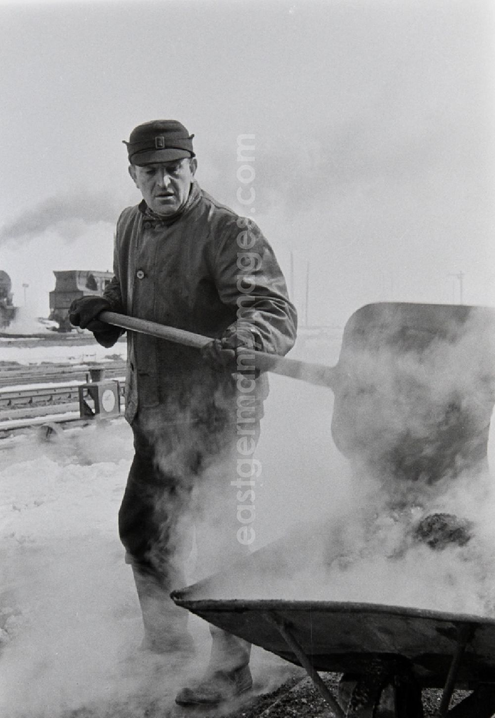 Halberstadt: Cleaning and purification work and ash disposal in the railway depot of the German Reichsbahn in Halberstadt in the territory of the former GDR, German Democratic Republic