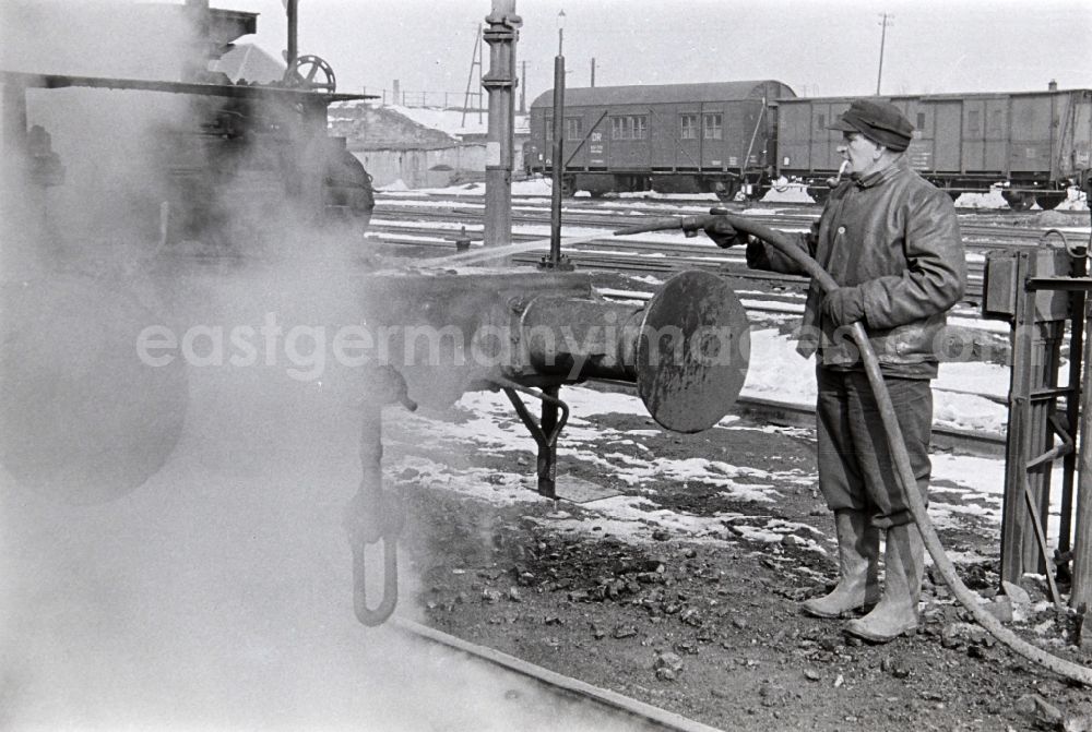 GDR image archive: Halberstadt - Cleaning and purification work and ash disposal in the railway depot of the German Reichsbahn in Halberstadt in the territory of the former GDR, German Democratic Republic