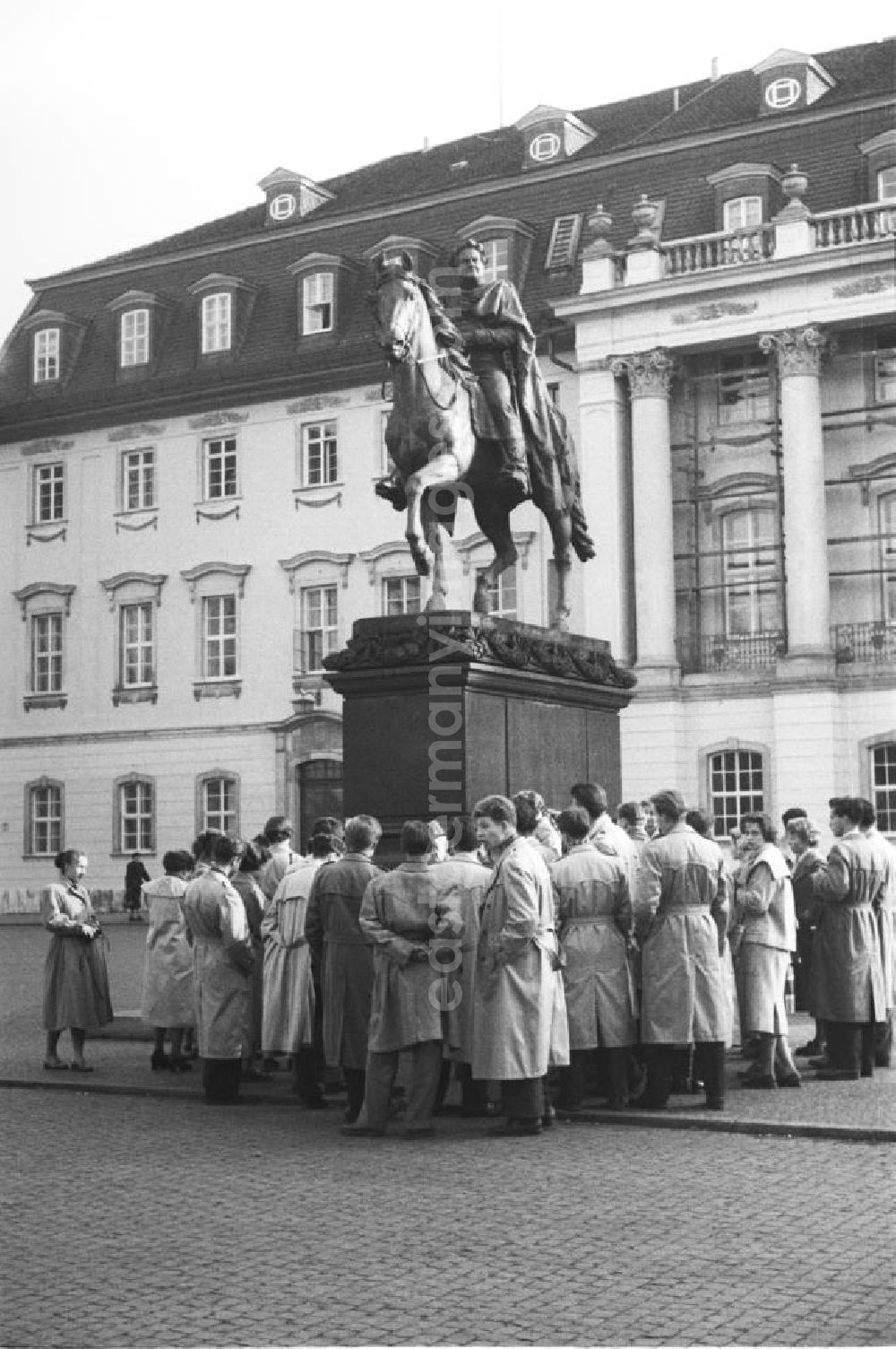 GDR picture archive: Weimar - Eine Reisegruppe vor dem Reiterstandbild / Denkmal Herzog Carl-August auf dem Platz der Demokratie in Weimar. Bestmögliche Qualität nach Vorlage!